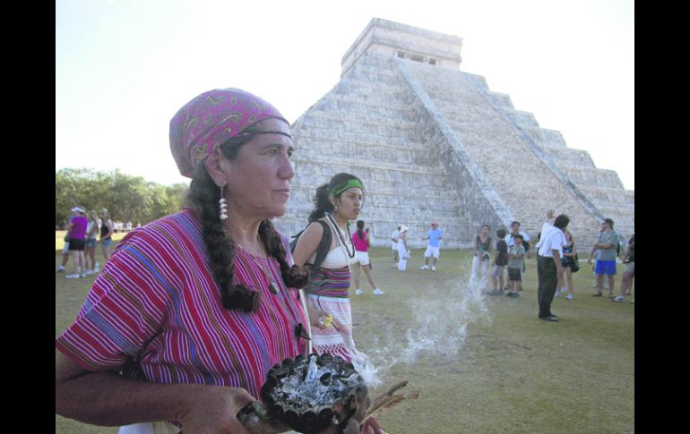 Turistas arriban a Chichén Itzá, en Yucatán. Este sitio arqueológico se une a los cinco países que festejan el fin de la era maya.  AFP  /