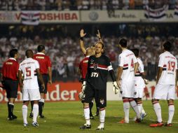 Los jugadores del Sao Paulo después de que el Tigre se negó a jugar el segundo tiempo alegando razones de seguridad. ARCHIVO  /