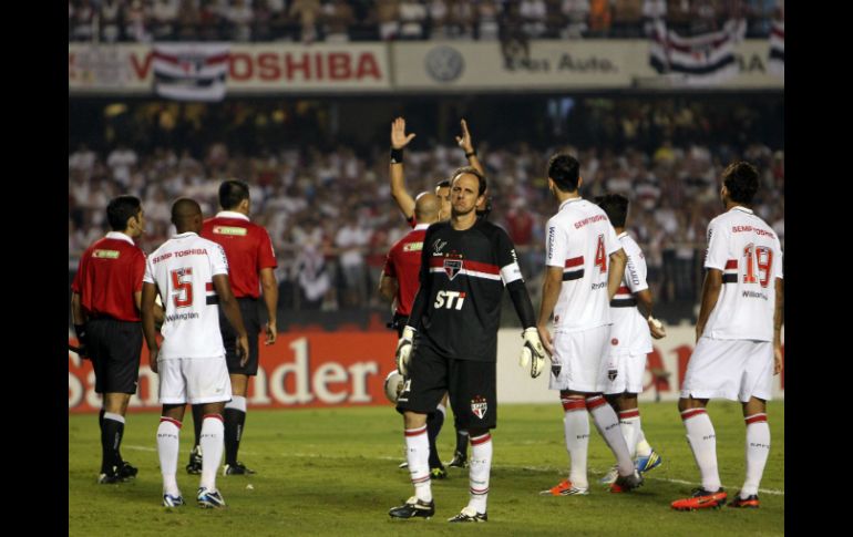 Los jugadores del Sao Paulo después de que el Tigre se negó a jugar el segundo tiempo alegando razones de seguridad. ARCHIVO  /