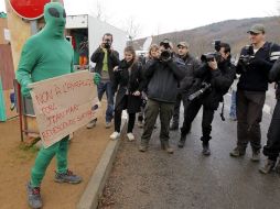 En Bugarach, Francia, un hombre con disfraz de extraterrestre divierte a los asistentes. EFE  /