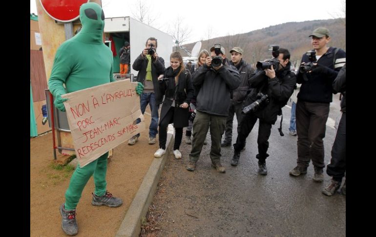 En Bugarach, Francia, un hombre con disfraz de extraterrestre divierte a los asistentes. EFE  /