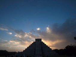 El sol salió hoy atrás de la Pirámide de Kukulcán. Empieza una nueva era en el calendario maya. REUTERS  /