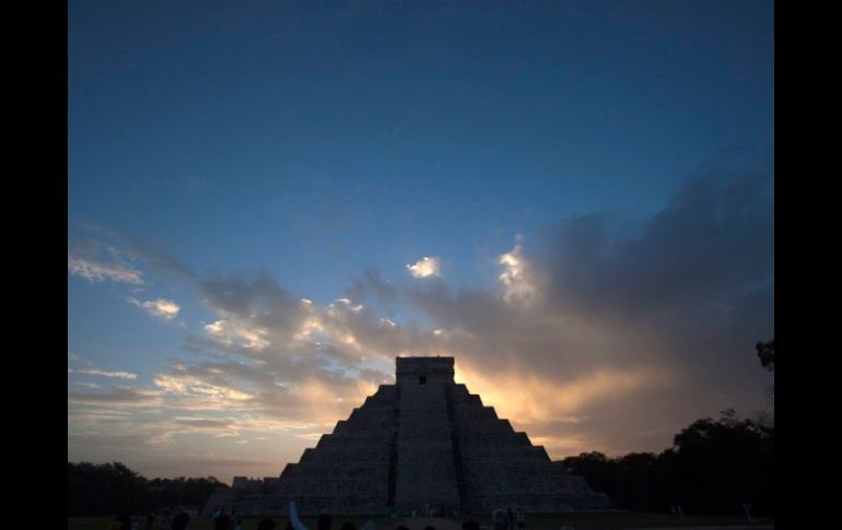 El sol salió hoy atrás de la Pirámide de Kukulcán. Empieza una nueva era en el calendario maya. REUTERS  /