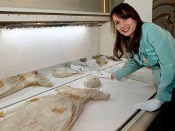 Magdalena Habsburg, tataranieta de Sisi, presenta a la prensa las piezas exhibidas. REUTERS  /