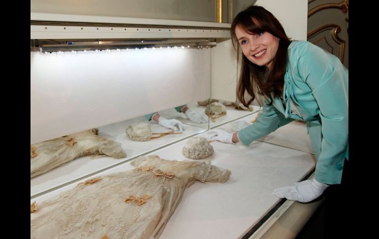 Magdalena Habsburg, tataranieta de Sisi, presenta a la prensa las piezas exhibidas. REUTERS  /