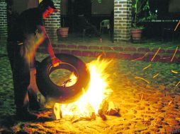 La quema de llantas, sobre todo en esta temporada decembrina, no está permitida por parte de la autoridad municipal.  /