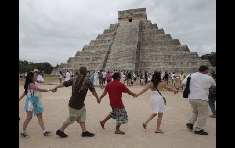 Quizá han sido tantas las profecías mal quedadas que la gente ha preferido ignorarlas y seguir con su vida. EFE  /