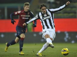 Alessandro Matri (der) anotó dos goles en la victoria de la Juventus, 3-1 sobre el Cagliari. AP  /