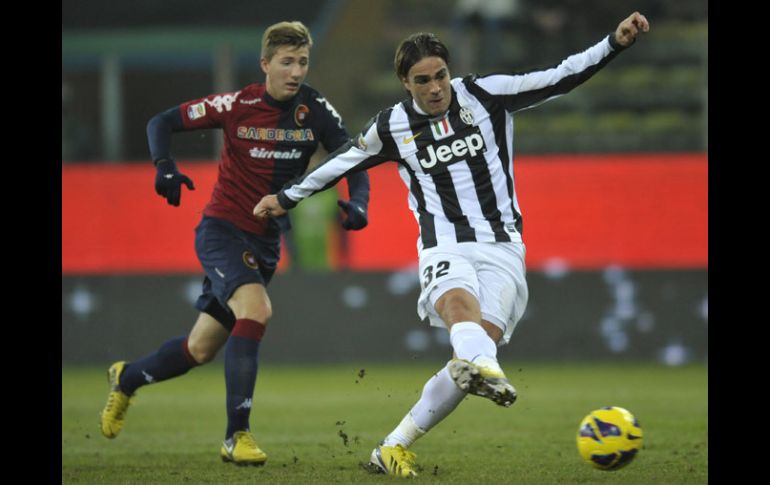 Alessandro Matri (der) anotó dos goles en la victoria de la Juventus, 3-1 sobre el Cagliari. AP  /