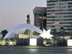 Ornato navideño. La Glorieta Minerva luce motivos alusivos a la temporada.  /