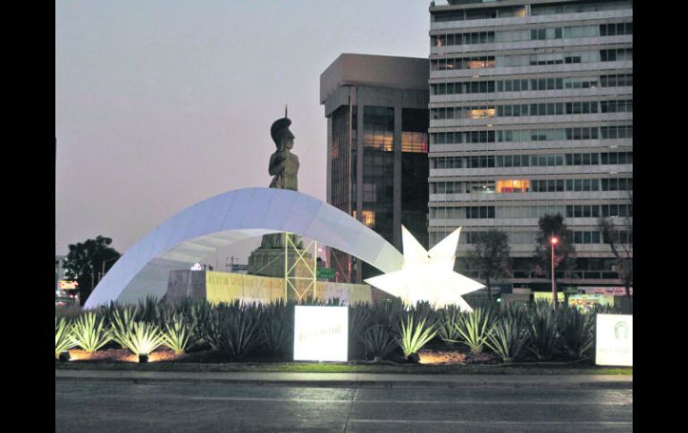 Ornato navideño. La Glorieta Minerva luce motivos alusivos a la temporada.  /