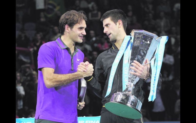 Con tu permiso. Novak Djokovic bromea con Roger Federer, tras la final ATP en Londres.  AP  /