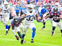 Afinados. Vick Ballard acarrea el balón, durante el partido de los Potros ante los Texanos de Houston. AP  /