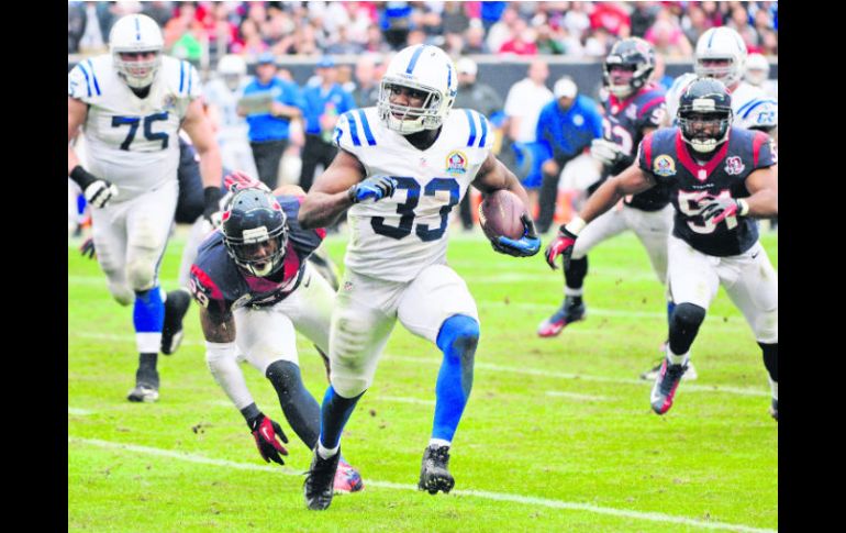 Afinados. Vick Ballard acarrea el balón, durante el partido de los Potros ante los Texanos de Houston. AP  /