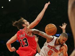 Tyson Chandler, número 6 de los Knicks de Nueva York, disputa la pelota a Joakim Noah de los Toros de Chicago. AFP  /