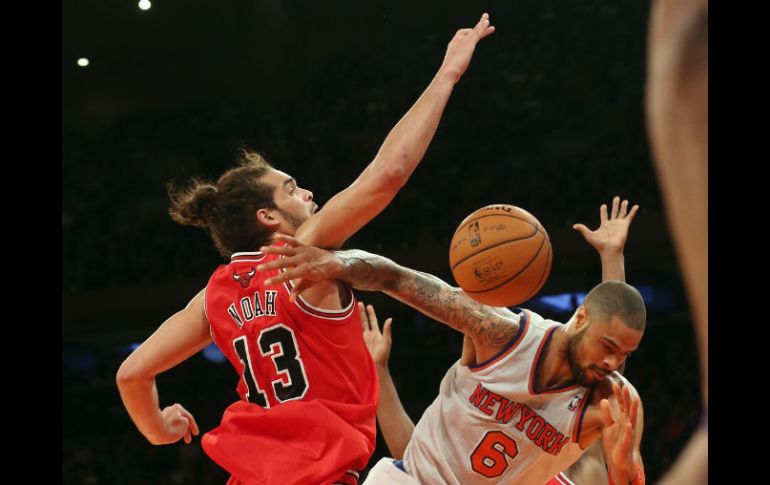 Tyson Chandler, número 6 de los Knicks de Nueva York, disputa la pelota a Joakim Noah de los Toros de Chicago. AFP  /