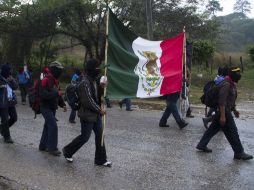 Miembros del EZLN marchan para conmemorar la matanza de Acteal. REUTERS  /