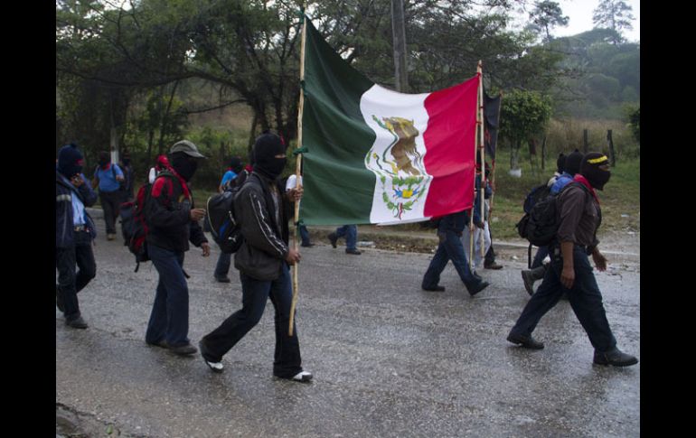 Miembros del EZLN marchan para conmemorar la matanza de Acteal. REUTERS  /