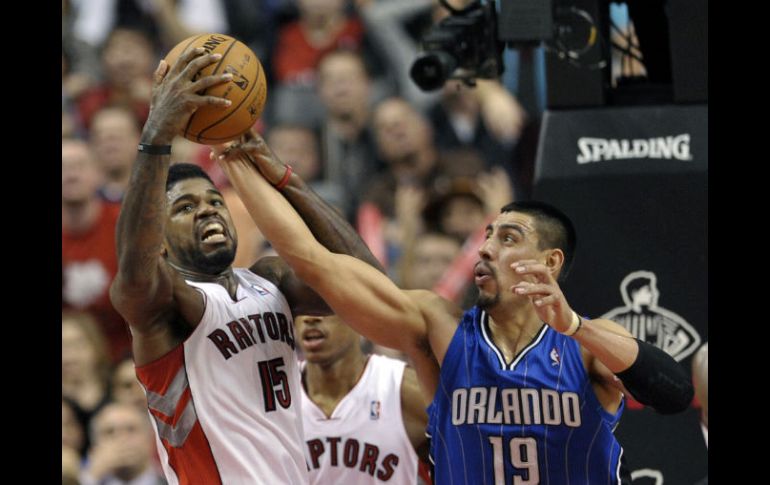 Ayón (d), el único jugador mexicano en la NBA. REUTERS  /