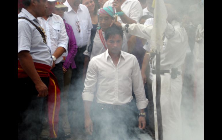 El cantante Chayanne arrodillado ante guías espirituales mayas, quienes le pasaron materiales ''sagrados'' por el cuerpo. NTX  /