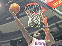 Ivan Johnson no tuvo contemplaciones frente al aro defendido por unos inoperantes Bulls de Chicago, en el duelo celebrado en Atlanta.AP  /