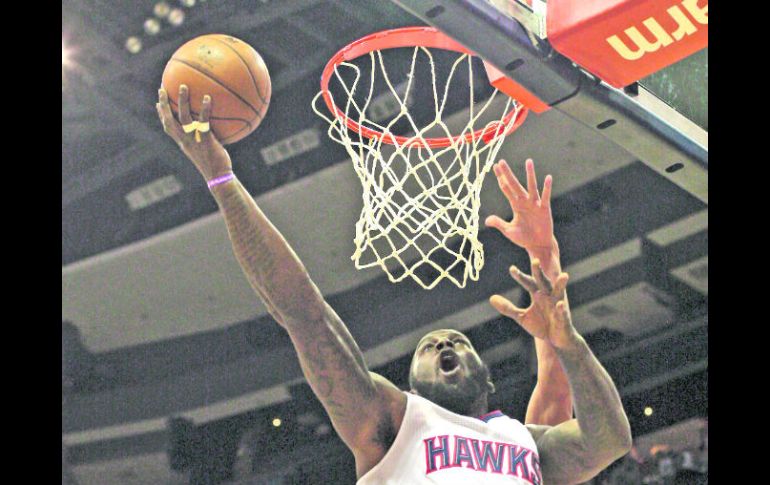 Ivan Johnson no tuvo contemplaciones frente al aro defendido por unos inoperantes Bulls de Chicago, en el duelo celebrado en Atlanta.AP  /