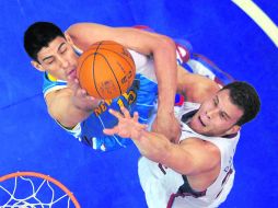 En lo alto. El basquetbolista nacido en Tepic, Nayarit, inició su camino en la NBA con los Hornets de Nueva Orleans. AP  /