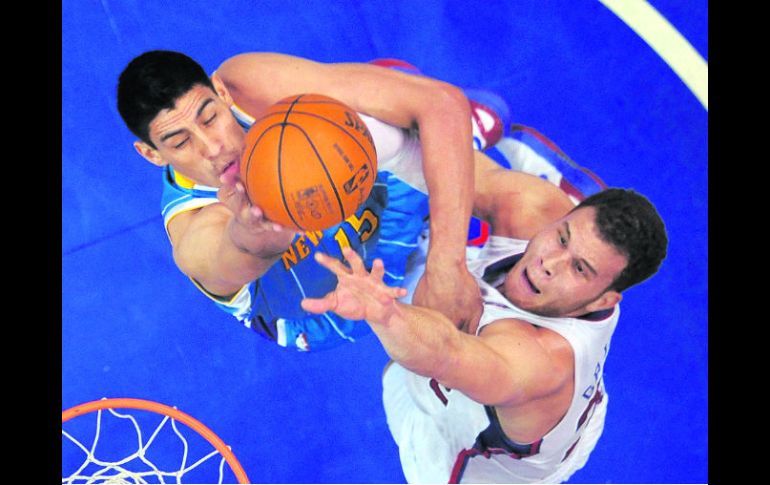 En lo alto. El basquetbolista nacido en Tepic, Nayarit, inició su camino en la NBA con los Hornets de Nueva Orleans. AP  /