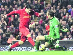 El charrúa Luis Suárez venció al arquero del Fulham para anotar el último tanto del Liverpool en tiempo de compensación. XINHUA  /