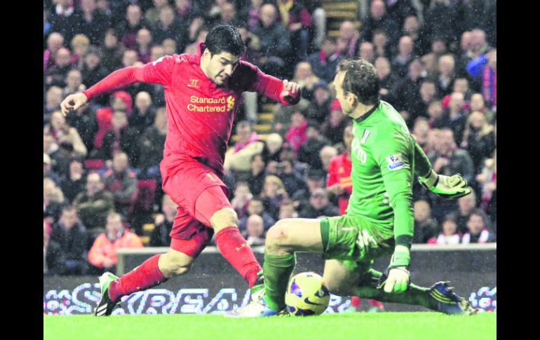 El charrúa Luis Suárez venció al arquero del Fulham para anotar el último tanto del Liverpool en tiempo de compensación. XINHUA  /