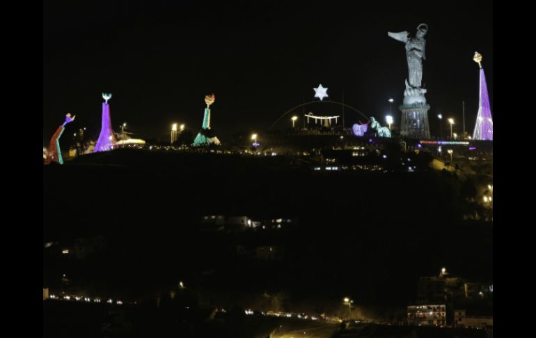 Vista panorámica del nacimiento gigante en la cima de la loma del Panecillo, en el centro histórico de Quito. AFP  /