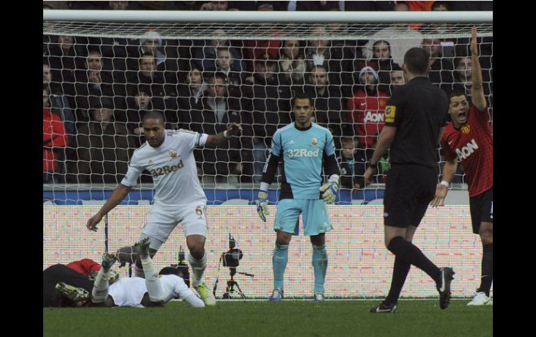 Williams (6) remata el balón sobre la cabeza de Van Persie quien estaba en el suelo. REUTERS  /