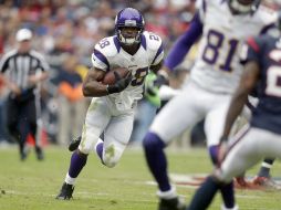 Adrian Peterson busca la marca de dos mil 105 yardas por tierra de Eric Dickerson de 1984. AP  /