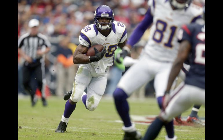 Adrian Peterson busca la marca de dos mil 105 yardas por tierra de Eric Dickerson de 1984. AP  /