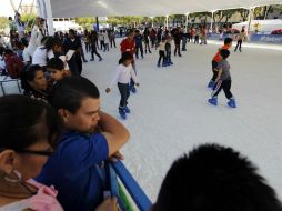 Aun después de esperar cerca de 45 minutos, niños disfrutan de la pista de hielo.  /