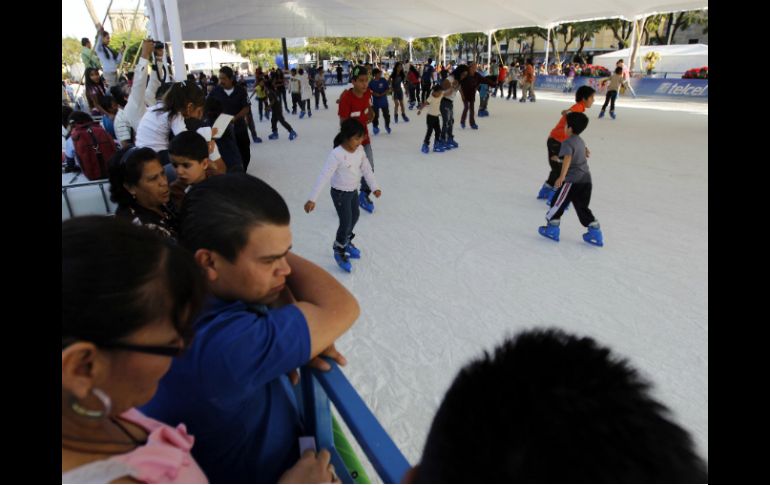 Aun después de esperar cerca de 45 minutos, niños disfrutan de la pista de hielo.  /