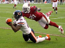 Brandon Marshall atrapa un pase ante la marca de un defensivo de Arizona. AP  /