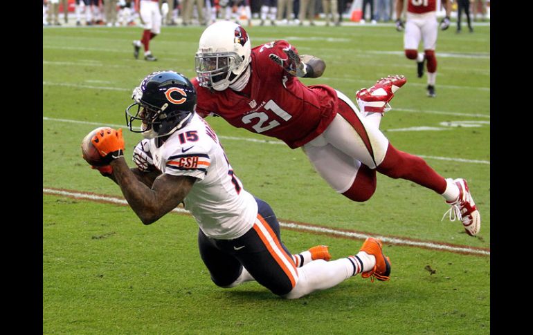 Brandon Marshall atrapa un pase ante la marca de un defensivo de Arizona. AP  /