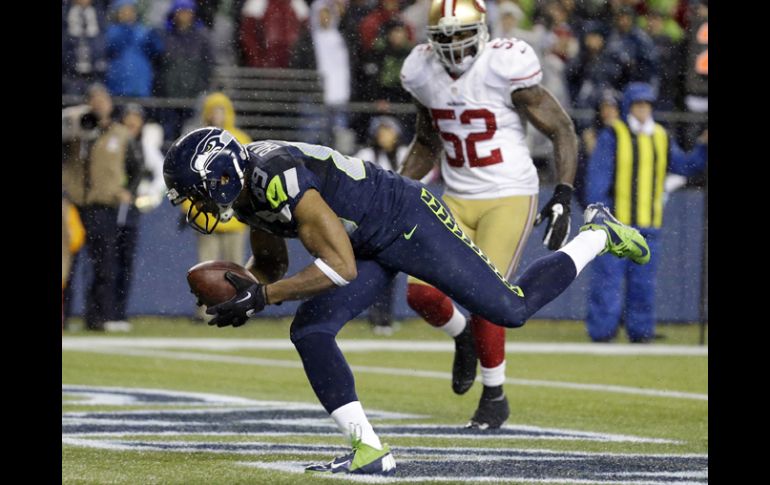 Doug Baldwin de los Halcones Marino de Seattle en la zona de anotación durante el partido contra los 49 de San Francisco. AP  /