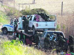 ''LIMPIAN'' LA ZONA. Militares y personal forense trabaja en el escenario de los enfrentamientos. NTX  /