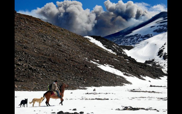 Vista de las fumarolas del volcán Copahue. AFP  /