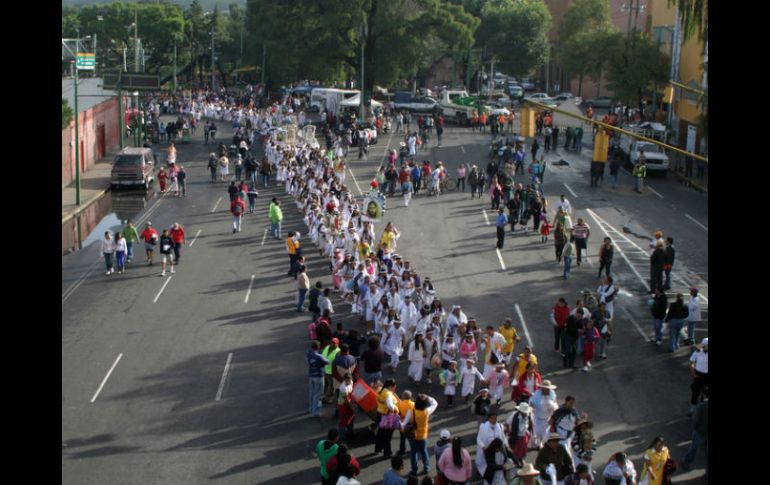 El desfile comienza al filo de las 20:00 horas para apreciar escenas históricas como el Misterio. ARCHIVO  /