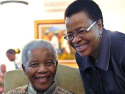 El ex presidente Nelson Mandela (i) y su esposa Graca Mache. Imagen de archivo de AFP  /