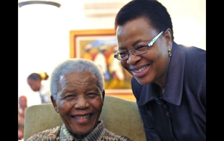 El ex presidente Nelson Mandela (i) y su esposa Graca Mache. Imagen de archivo de AFP  /