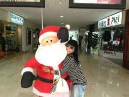 Alejandra subió una foto con Santa Claus a su twitter, foto tomada de @Al3jandraGuzman. Especial  /