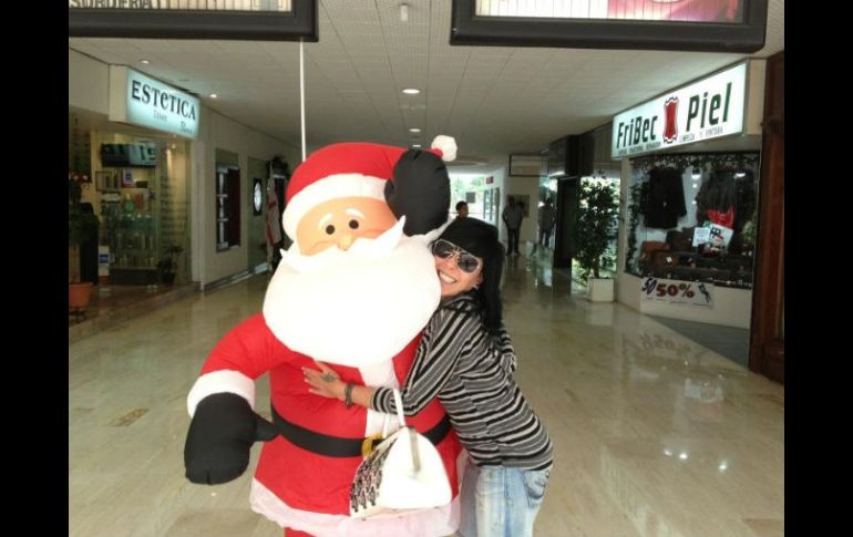 Alejandra subió una foto con Santa Claus a su twitter, foto tomada de @Al3jandraGuzman. Especial  /