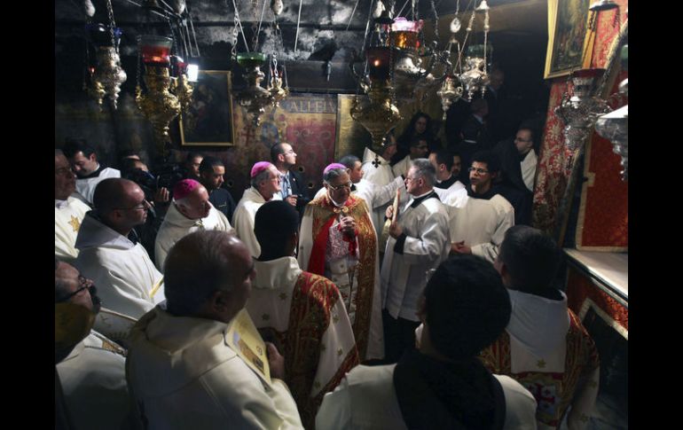 El patriarca latino de Jerusalén, Foud Twal (centro) oficia una ''misa de gallo'' en la Iglesia de la Natividad en Belén. EFE  /