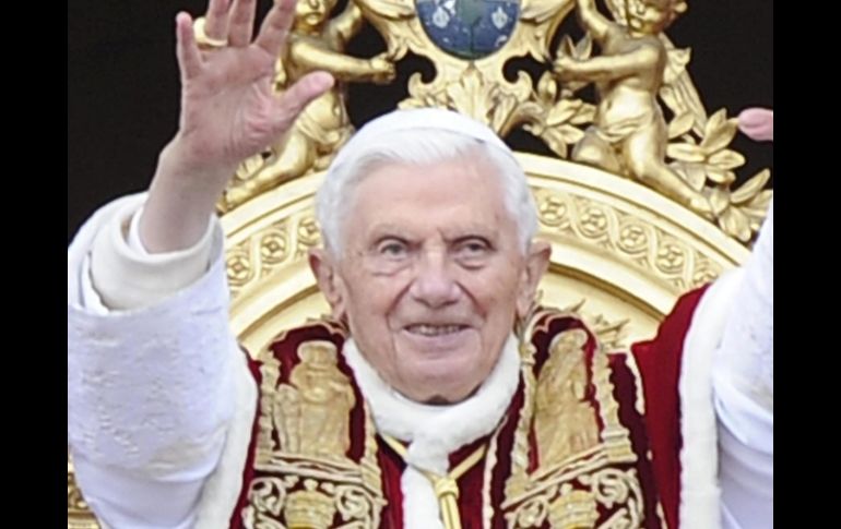 Benedicto XVI deseó feliz Navidad ante más de 80 mil personas en la plaza central del Vaticano. EFE  /