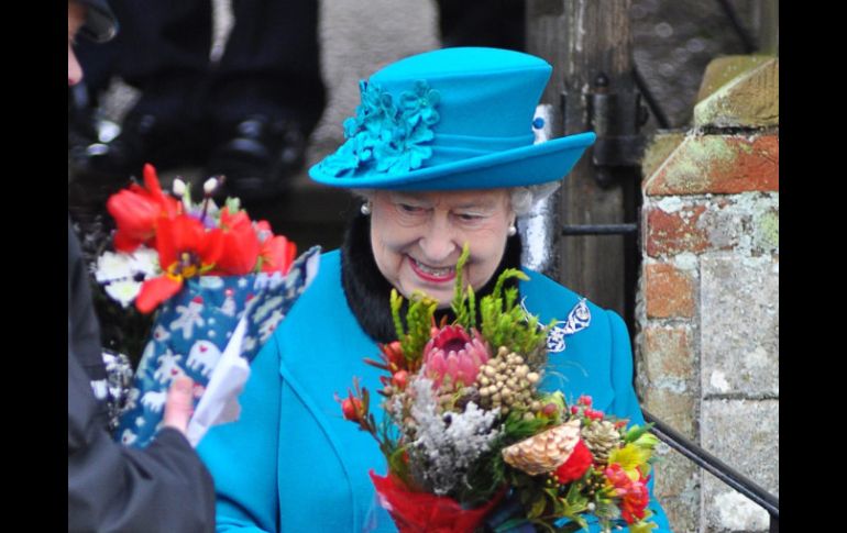 La reina Isabel II a su salida de la iglesia de Santa María Magdalena. EFE  /