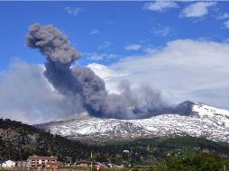 El volcán, ubicado en la región del Biobío, comenzó a presentar actividad el sábado. XINHUA  /